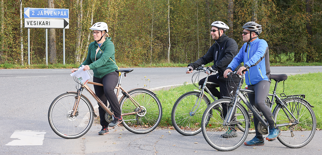 Kolme pyöräilijää ylittämässä suojatietä.