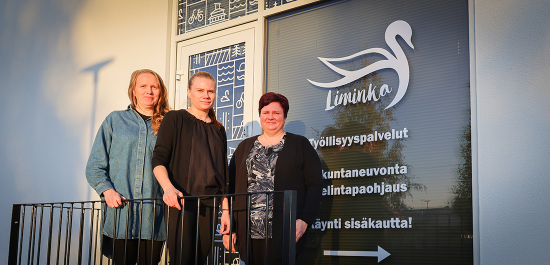 Työllisyysåalvelujen henkilökunta Lakeustalon ensimmäisessä kerroksessa sijaitsevien tilojen edessä.