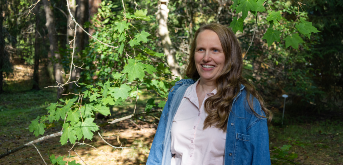 Työhönvalmentaja Eeva Sippola Alakestilän Arboretumissa.