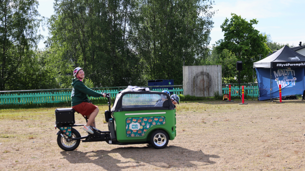 Lapsia Muksubussin kyydissä.