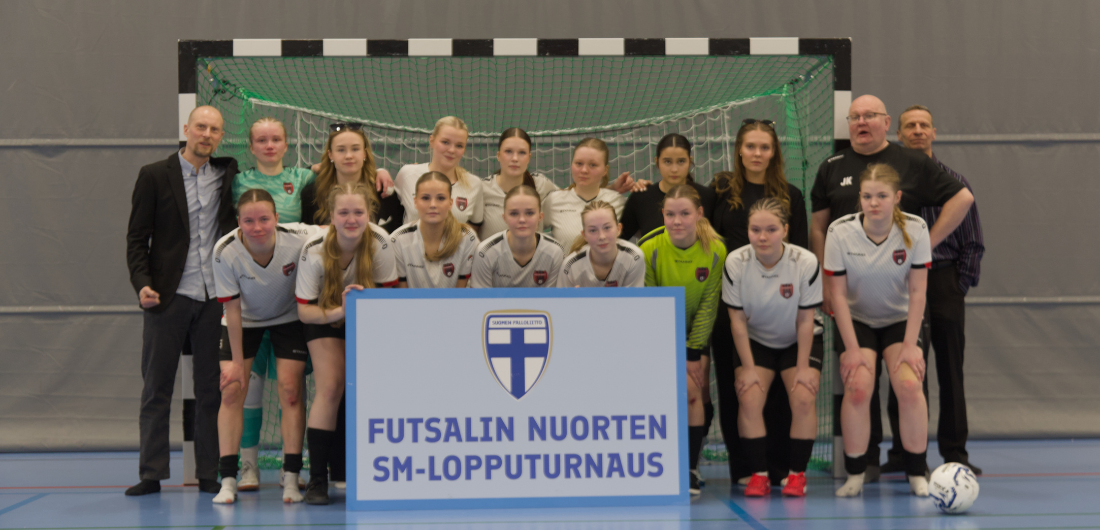 Limingan Pallokarhujen futsaljoukkueen pelaajat Krankka-areenalla.