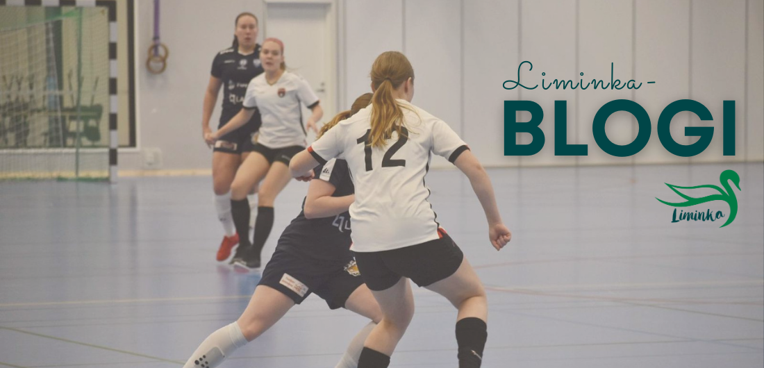 Limingan Pallokarhujen Naisten Futsal-ykkösen pelaajat ottelussa.