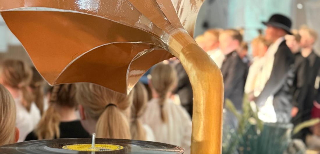 Valokuvassa gramofoni Abraham Ojanperän näytelmässä.