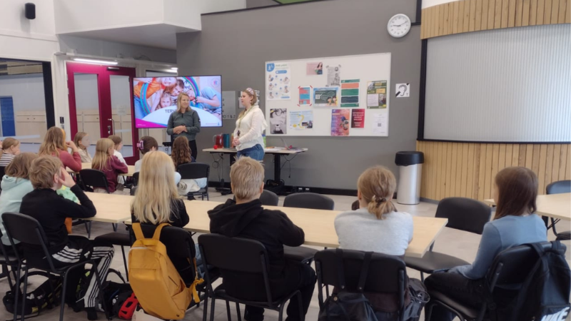 Pohjois-Pohjanmaan Liikunta ja Urheilu ry:n lasten ja nuorten liikunnan kehittäjä Elina Leinonen ja Limingan HaLi-koordinaattori Linda Jaakkola-Kärkkäinen kouluttavat HaLi-agentteja. 