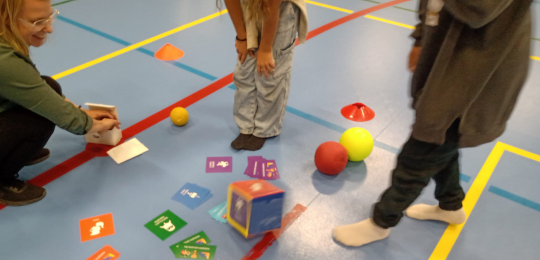 Innokkaat HaLi-agentit kokeilivat erilaisia liikunnallisia ryhmäytymisharjoituksia osana koulutusta. kuva: Malla Kaarlela/Limingan kunta