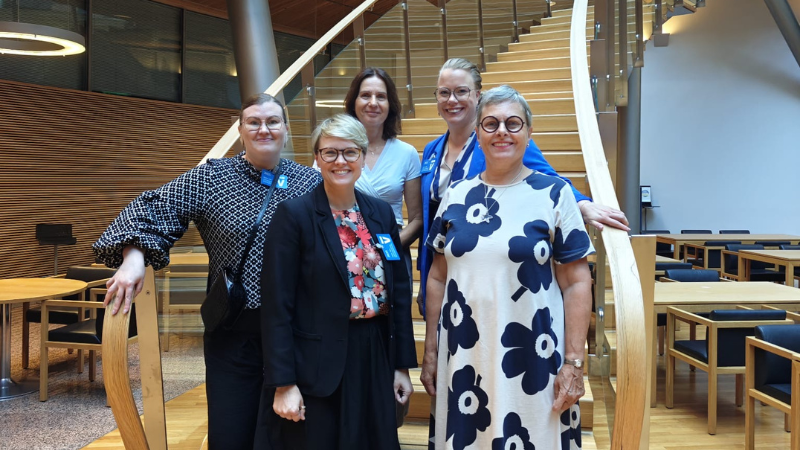 Työhyvinvoinnin rakentajat -hankkeen edustajat kansanedustaja Maaret Castrénin vieraana.