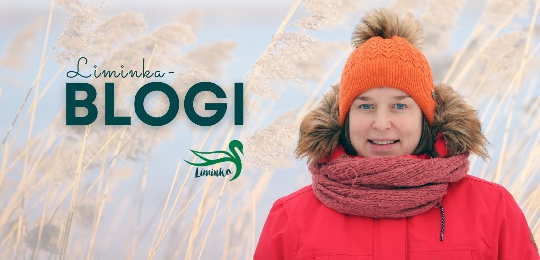 matkailupäällikkö Hanna-Leena Korhonen punaisessa toppatakissaan