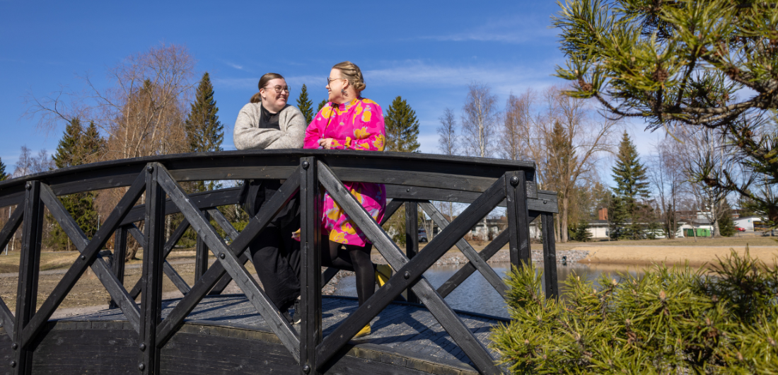 Hanna Ikonen ja Kaisa Salmu seisovat Limingan keskuspuiston lammen sillalla