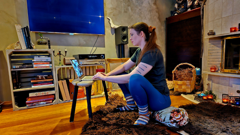 Hanni Airikka istuu kotonaan kyykkyistunnassa tietokoneen ääressä.