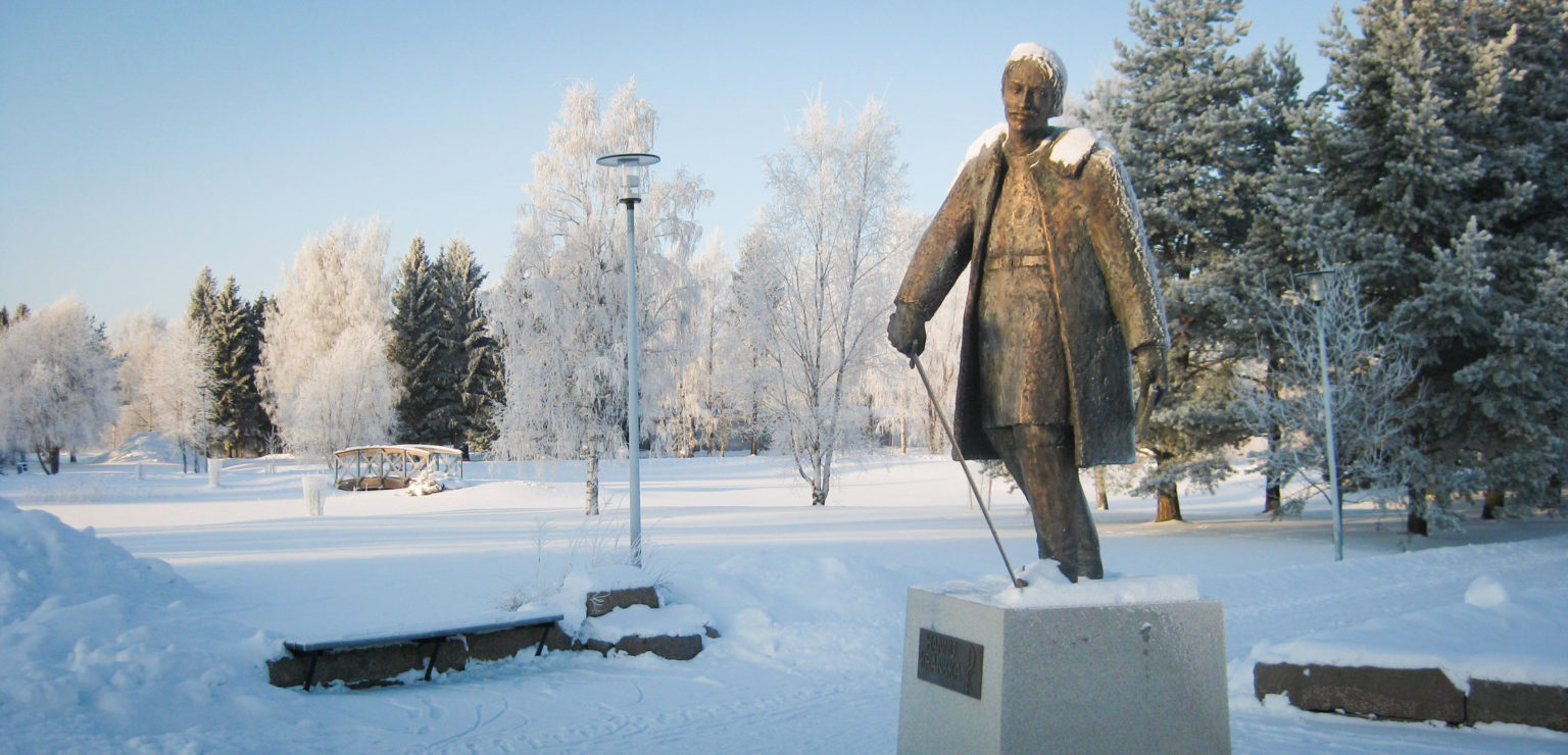 Hannu Krankka -patsas talvisessa puistossa Limingan keskustassa.