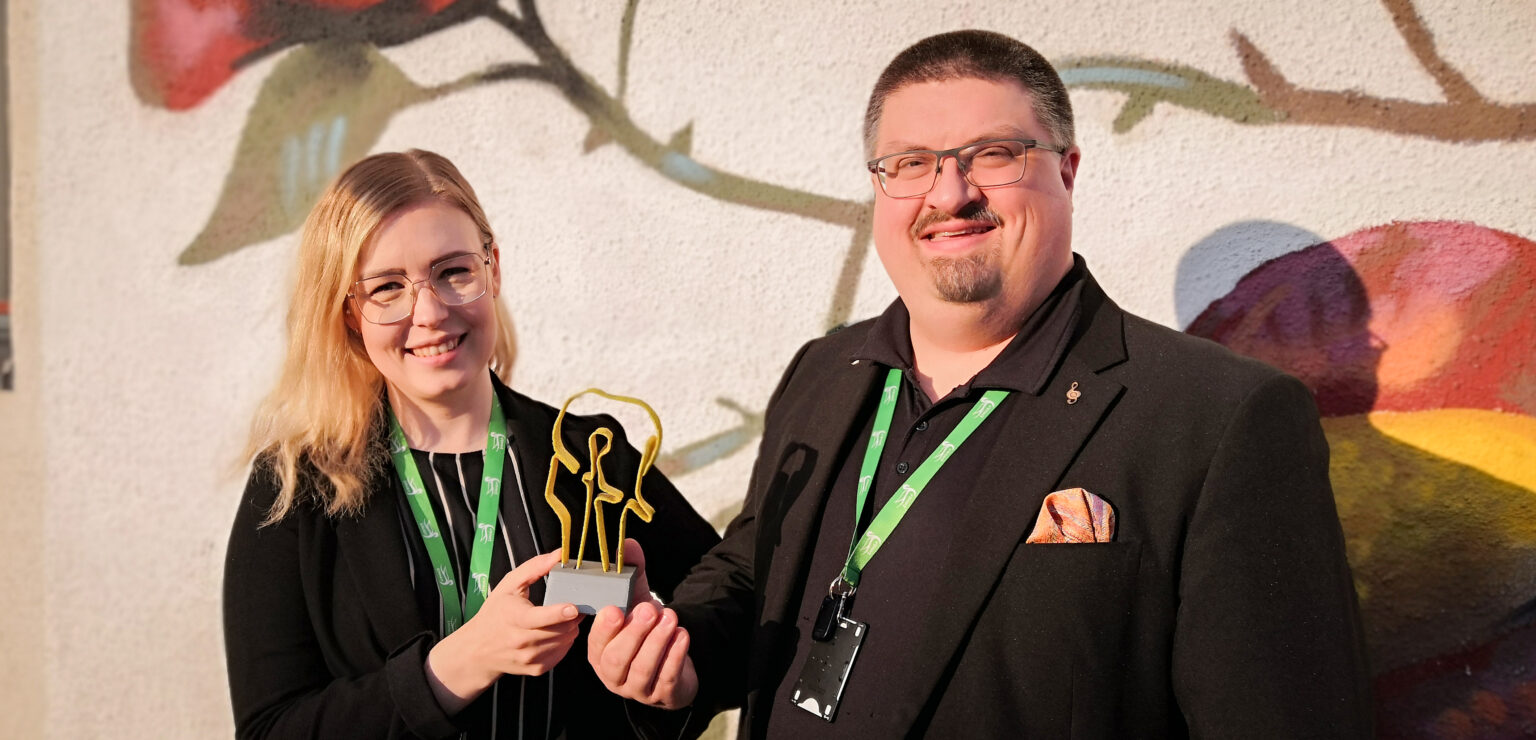 kehityspäällikkö Laura Kelhä ja elinvoimajohtaja Teemu Haapala Norsu ry:n myöntämän palkinnon kanssa