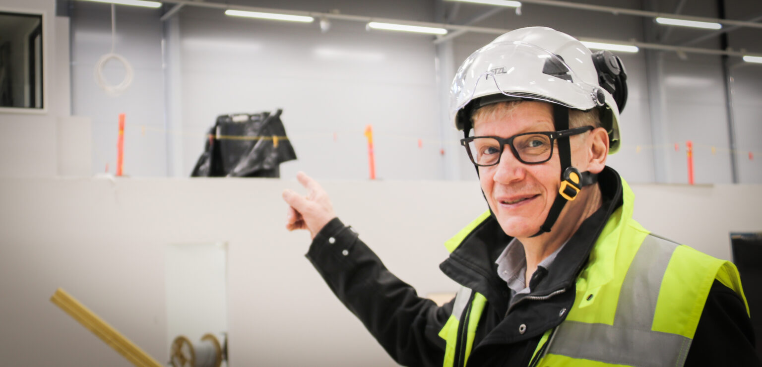 Simo Pöllänen työmaakypärä päässään.