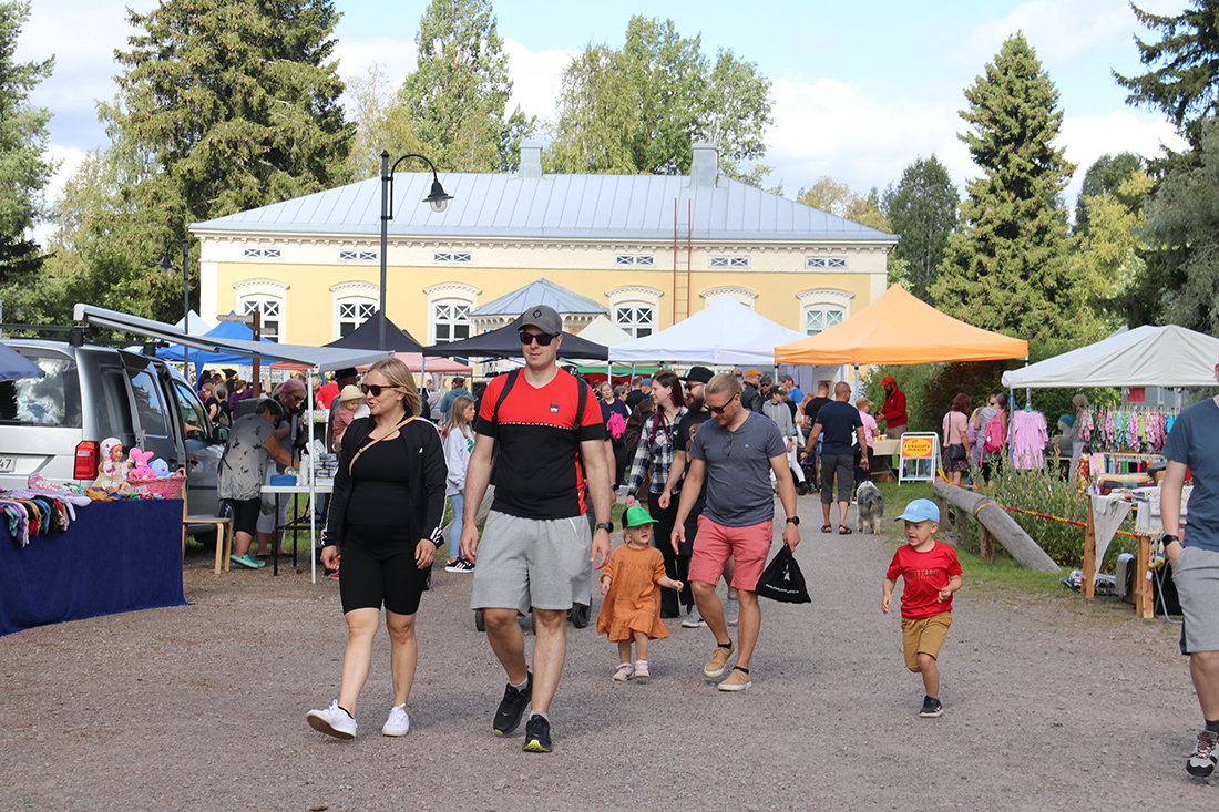 Ihmisiä ja markkinakojuja Vilho Lampi -museon edessä.