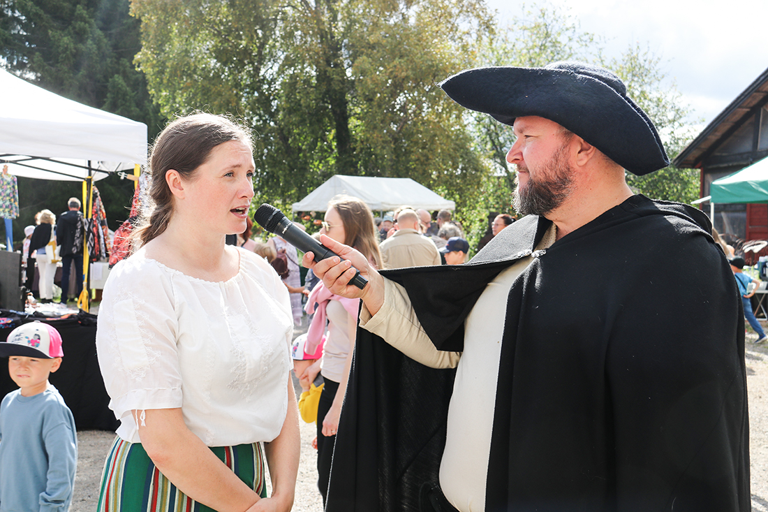 Hannu Krankaksi pukeutunut Sauli Pahkasalo haastattelee Päivi Kennilää.