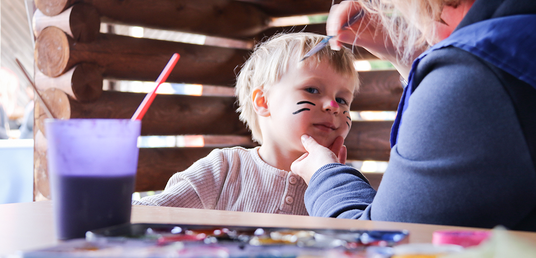 Lapselle tehdään kasvomaalausta.