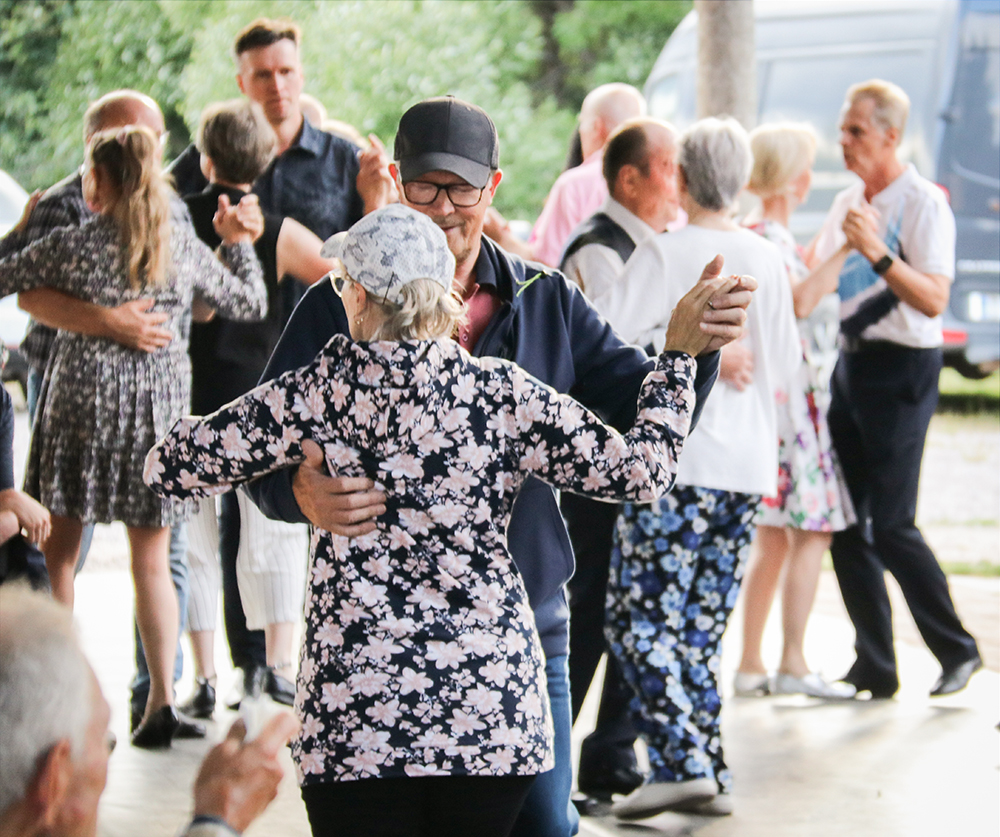 Lavatansseissa tanssivia henkilöitä.