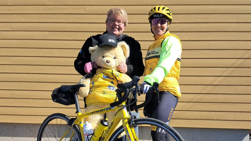 Irmeli Hannula ja Liisa Wieri polkupyörän kanssa.