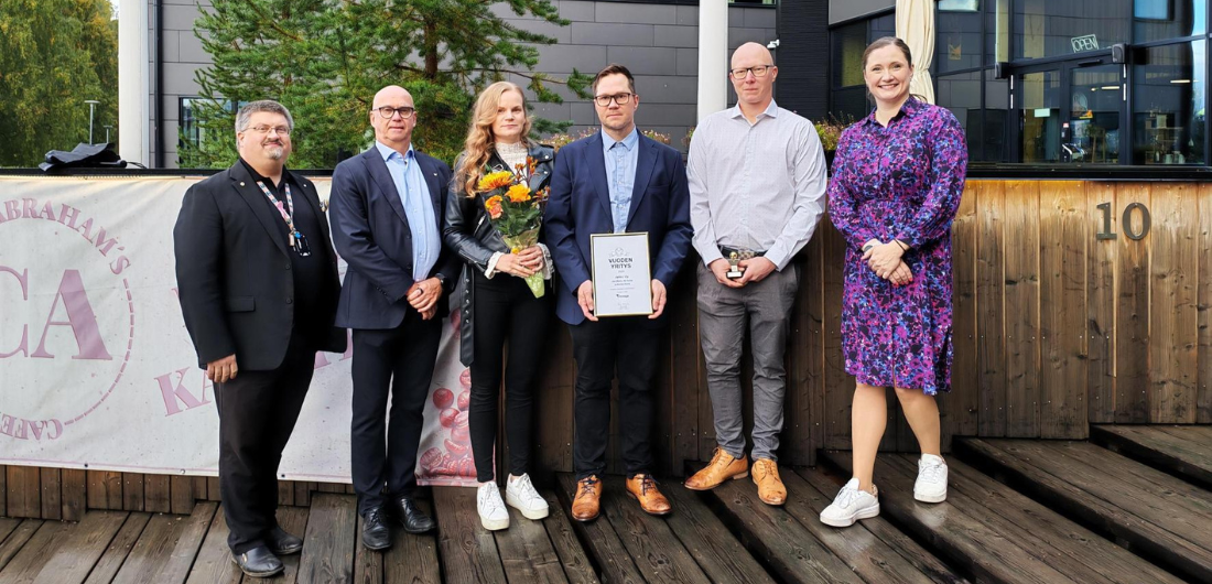 Valokuvassa elinvoimajohtaja Teemu Haapala, kunnanjohtaja Pekka Rajala, Annika ja Jani Ahola, Aki Ahola sekä Päivi Kennilä.