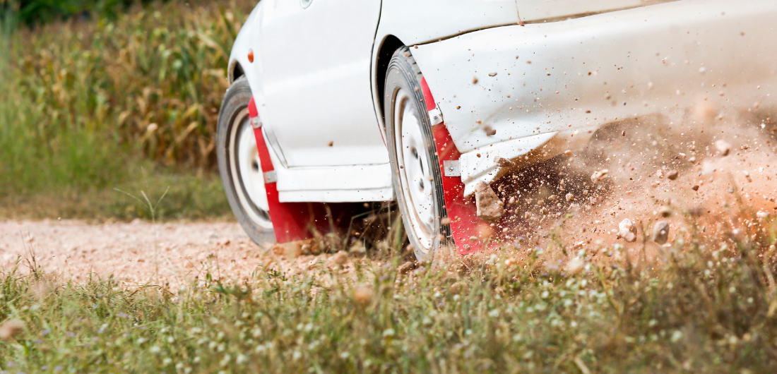Auto ajaa kovaa vauhtia soratiellä