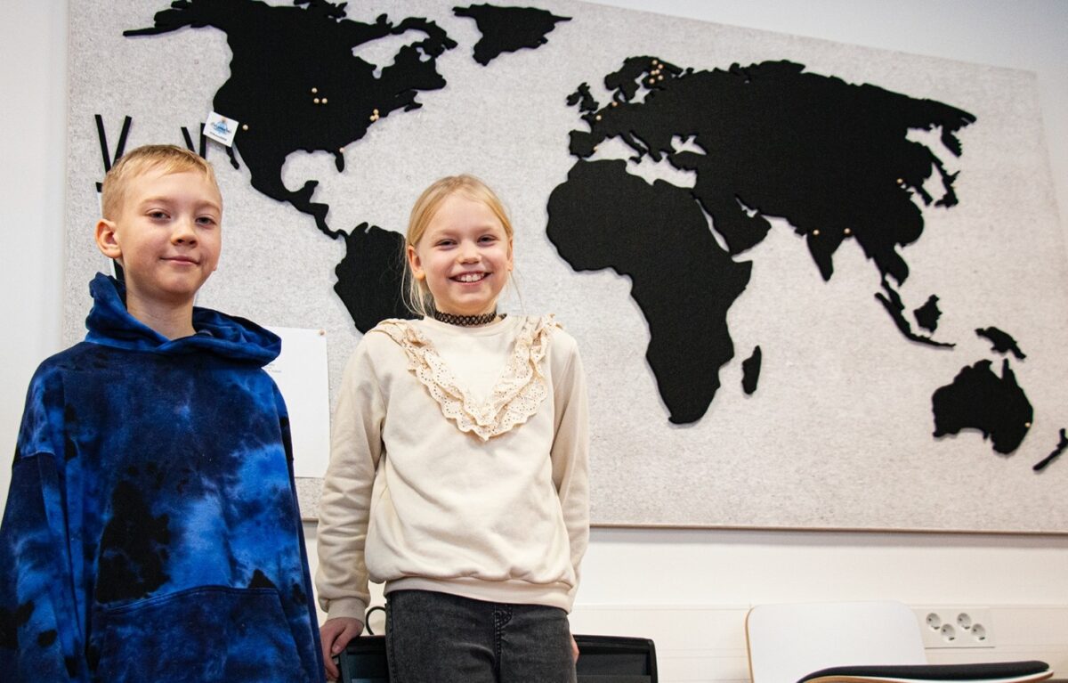 Nelosluokkalaiset Jiri Arola ja Elmiina Ahola luokassa kartan edessä.