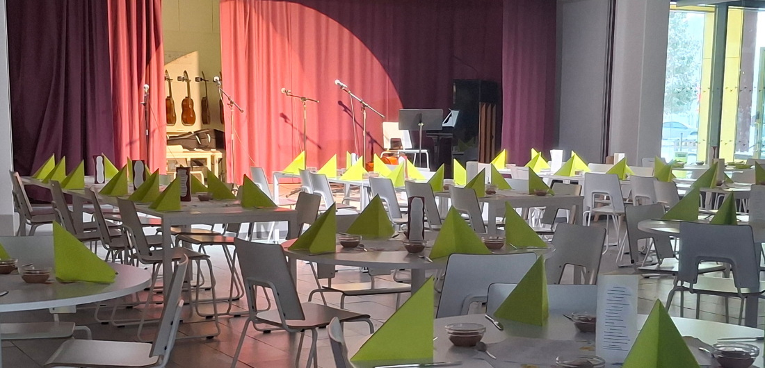 Liminganlahden juhlalounaan kattaus.