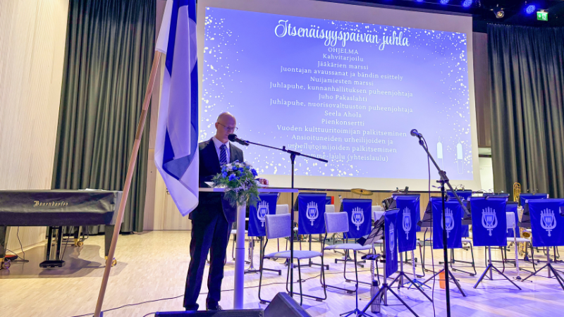 Juho Pakaslahti pitää puhetta itsenäisyyspäivän juhlassa.