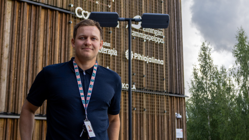 Jukka Palosaari Lakeustalon edessä.