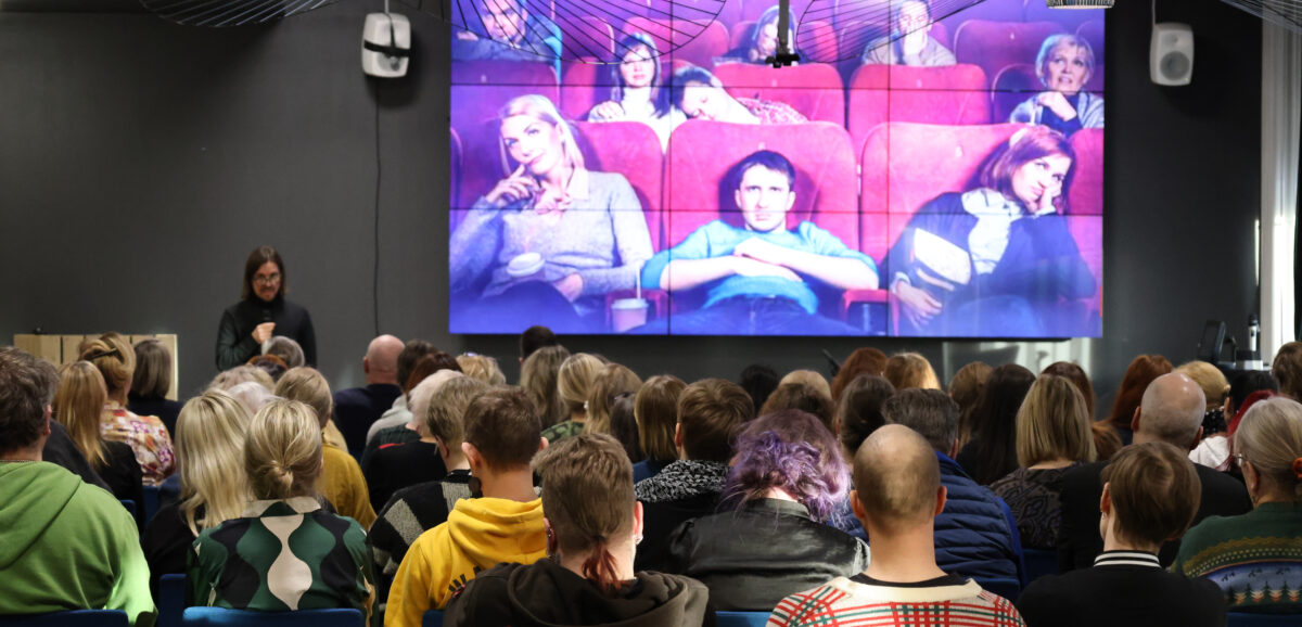 Kulttuurifoorumin yleisöä ja puhujana edessä tutkija Markus Rytinki.