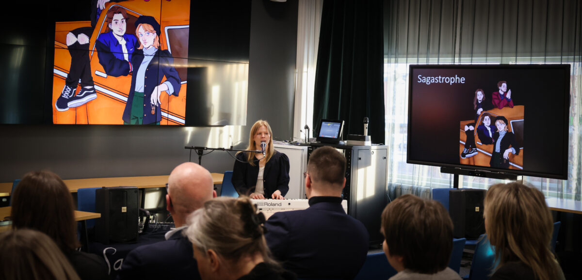 Liminkalainen muusikko Saga Sutela esiintyy kulttuurifoorumissa.