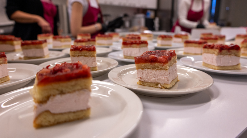 Vanhusten viikon pääjuhlan kakkutarjoilu