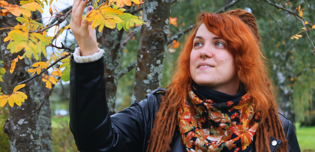 Milla Tiili syksyisen puun juurella