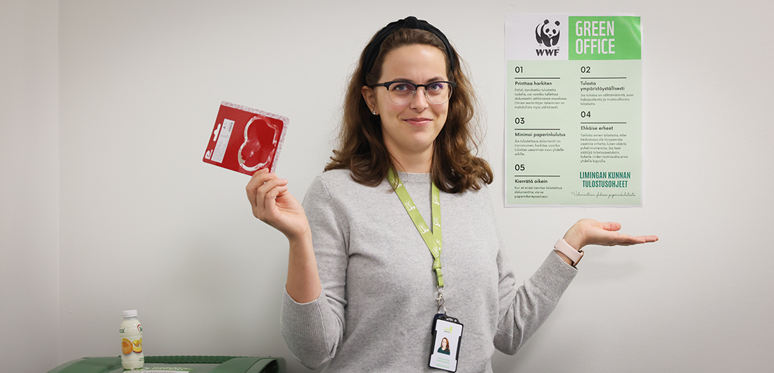 Katariina Huikari esittelee Green office -ohjeistusta.