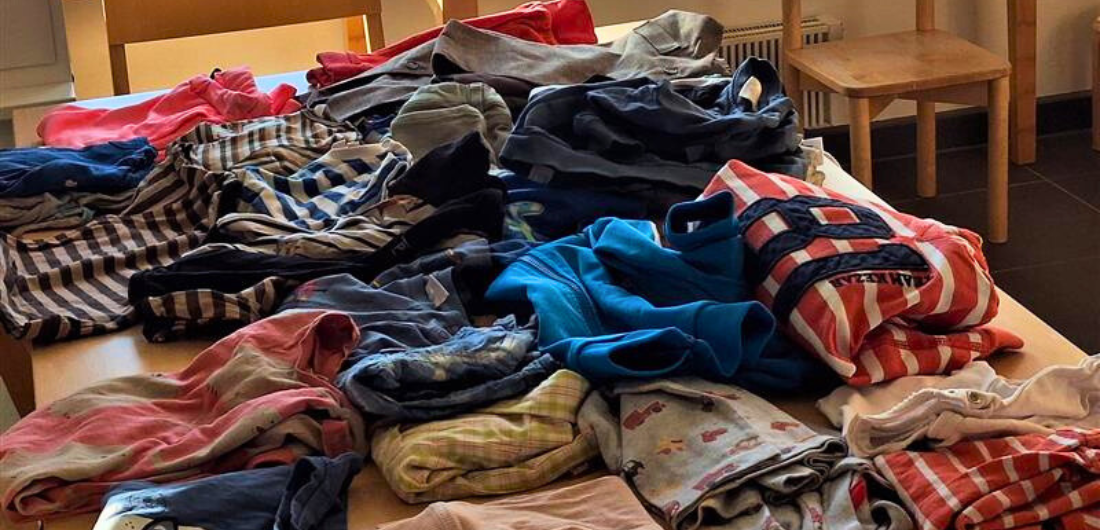 Kierrätettäviä vaatteita pöydällä Vanamon päiväkodissa.