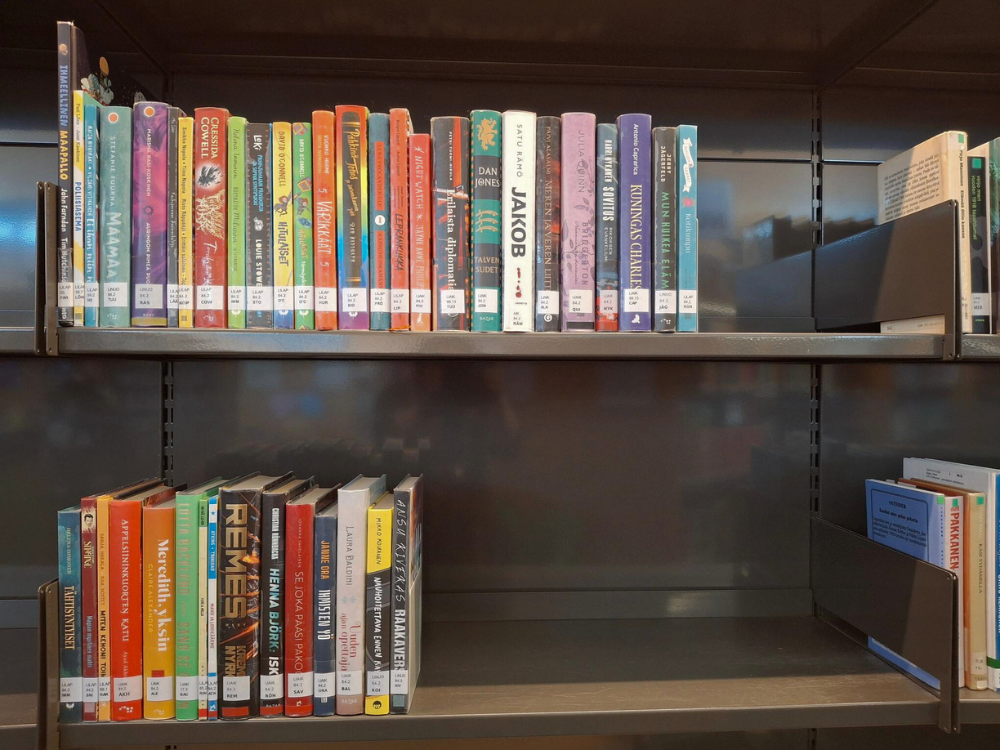 Limingan keskimääräinen lainamäärä verrattuna valtakunnalliseen keskiarvoon: ylähyllyllä 26 kirjaa ja alahyllyllä 15.