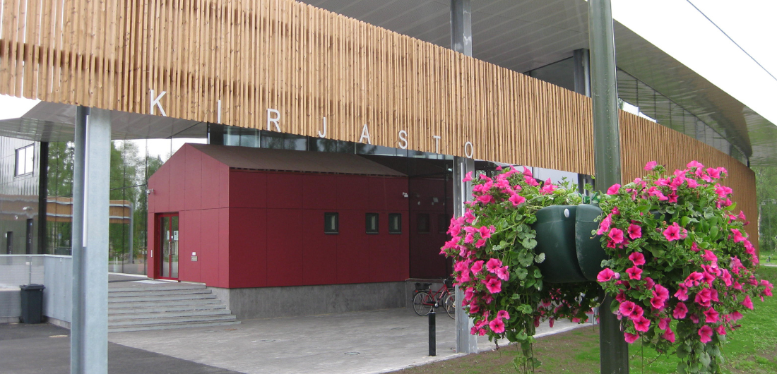 Limingan kirjaston sisäänkäynti kesällä.