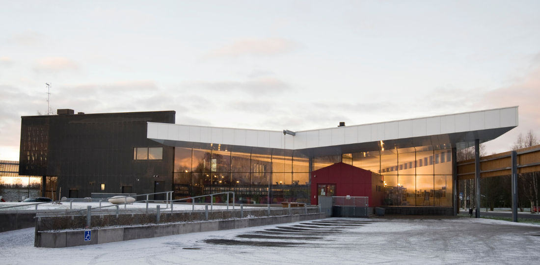 Limingan kirjasto kuvattuna edestäpäin talvella