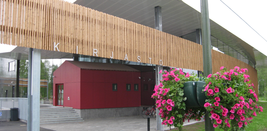 Limingan kirjasto ulkopäin kuvattuna, kesämaisema