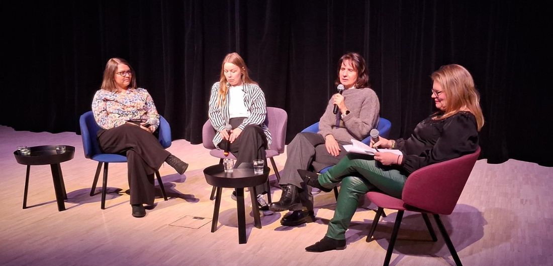 Kokonaista puhetta -klubin paneelikeskustelijat Heikki Sarvela -salissa.