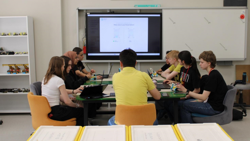 Liminganlahden oppilaat Konyassa koululuokassa.