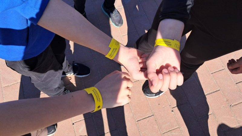 Koulujuoksuun osallistuneiden nuorten käsissä on rannekkeet, joihin kierrettyjen kierrosten määrä merkittiin.