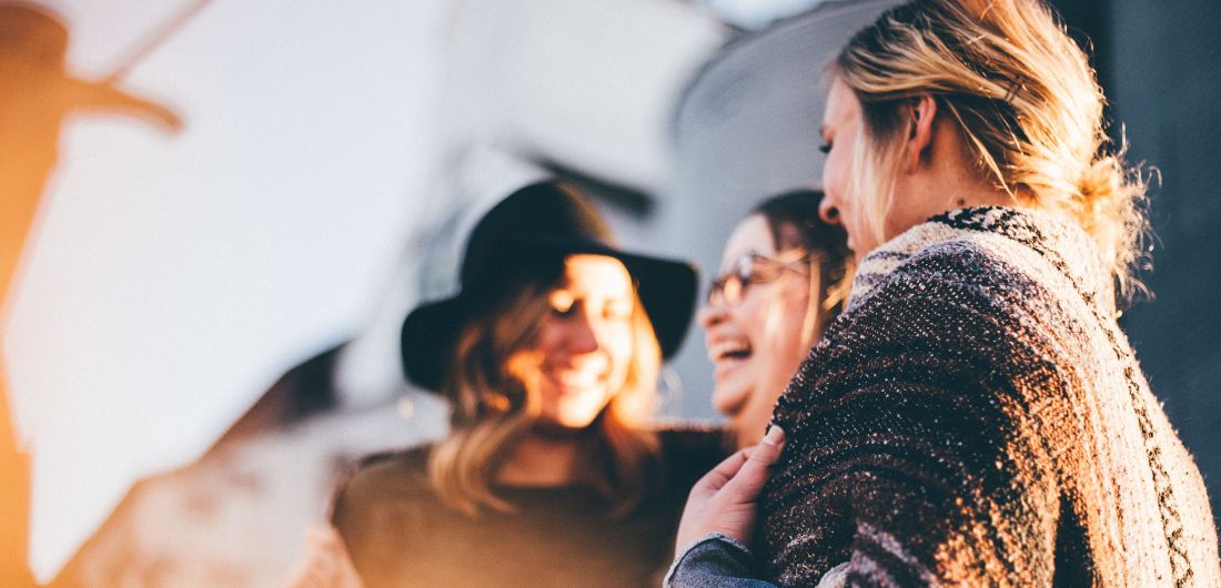 Nuoret juttelevat keskenään.