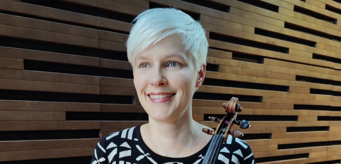 Krista Rosenberg viulunsa kanssa