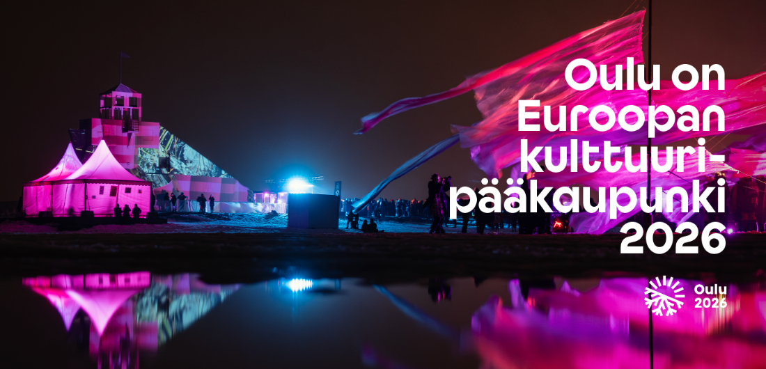 Nallikarin majakka ja värikkäitä valoja pimeässä illassa. Kuvan päällä teksti Oulu on Euroopan kulttuuripääkaupunki2026.