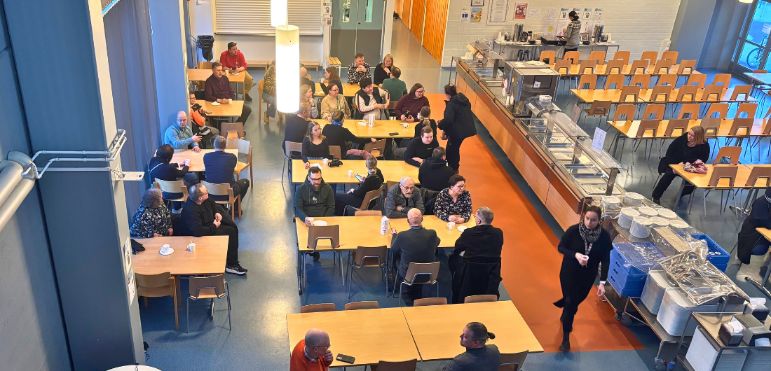 Tupoksen kyläillan osallistujat Tupoksen koulun ruokasalissa.