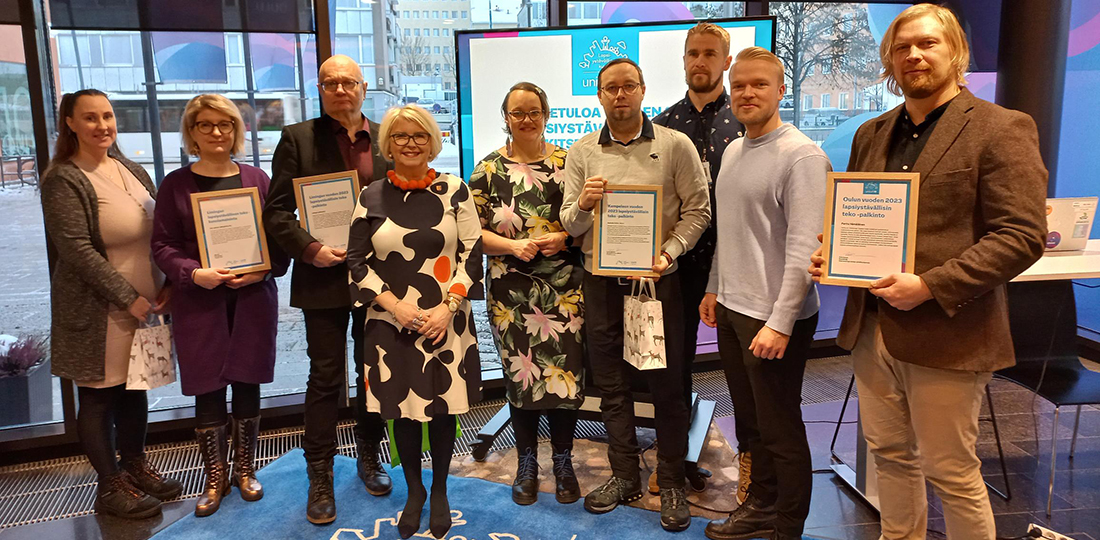 Limingan, Kempeleen ja Oulun lapsiystävällisimmät teot palkittiin. Palkitut seisovat rivissä kunniakirjoineen.