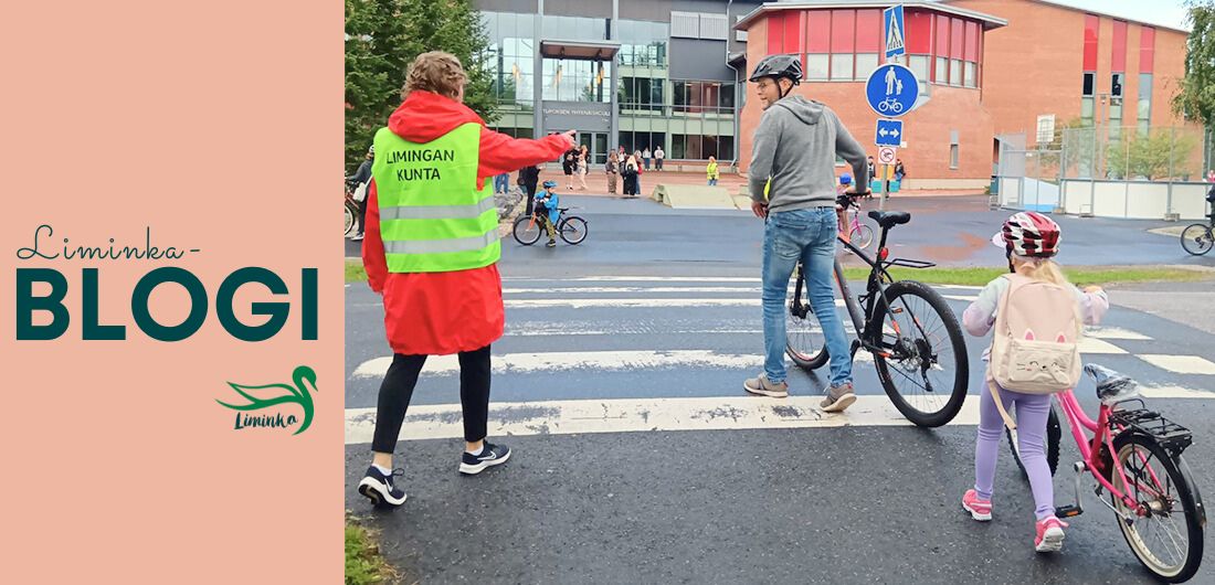 Isä ja lapsi ylittävät suojatietä.