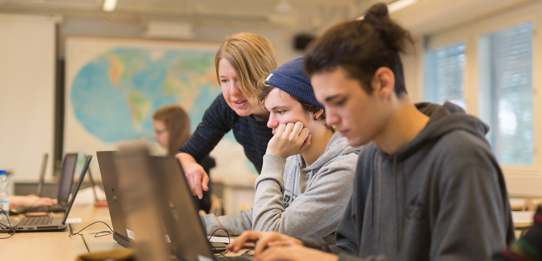 Opettaja ohjaa oppilaita koululuokassa.