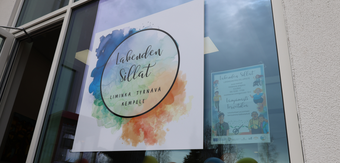 Lakeuden sillat -palvelupisteen ikkunateippaus Liminganraitin puolella.