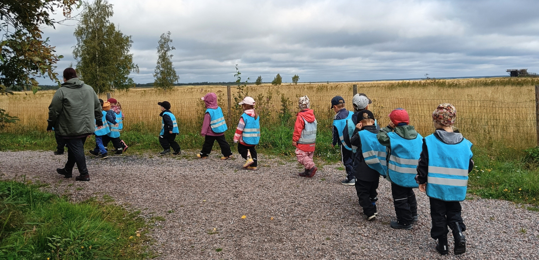 Lapset kulkevat jonossa päiväretkellä Liminganlahdella