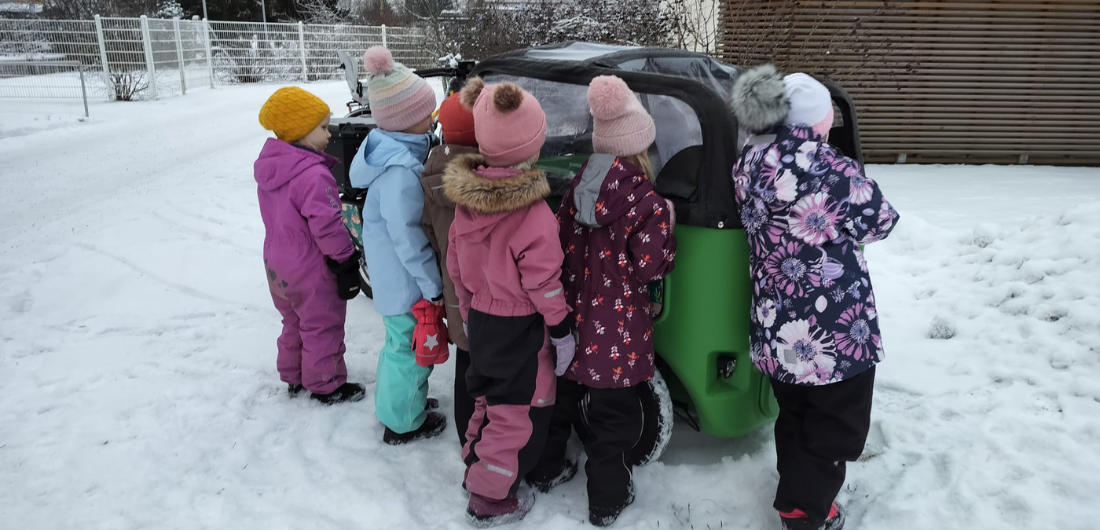 Lapset ovat kerääntyneet pihalla Muksubussin ympärille.